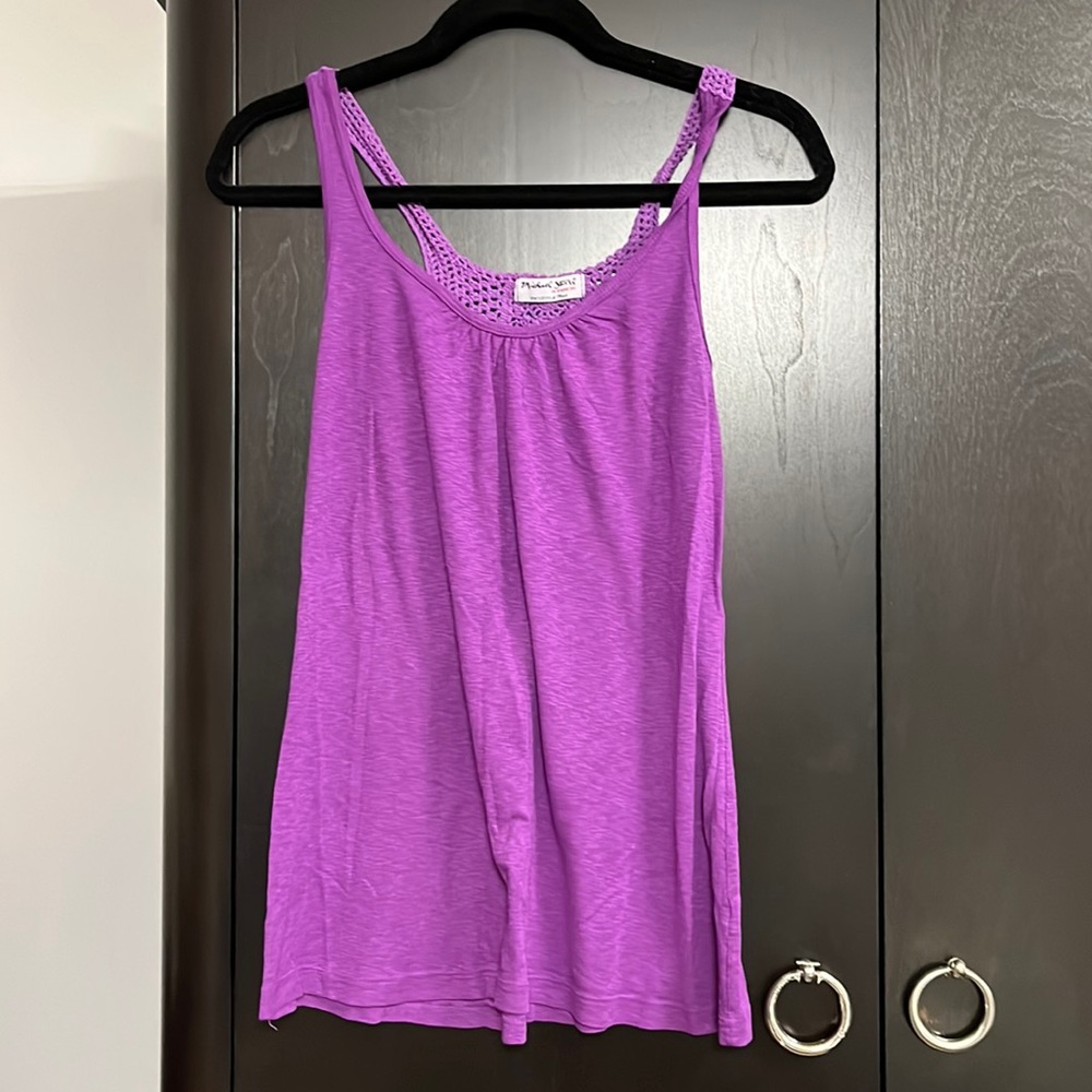 Michael Stars tank. One size. Fits like a lose small.
